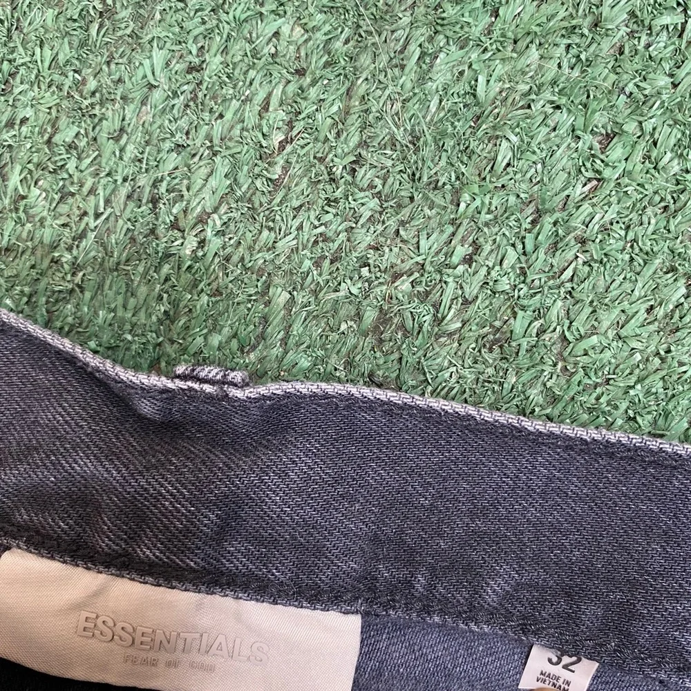 Essentials Jeans - Picture 2 of 4